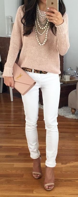 Come indossare e abbinare jeans aderenti bianchi quando fa caldo in modo smart-casual: Coniuga un maglione girocollo beige con jeans aderenti bianchi per vestirti casual. Sandali con tacco in pelle beige sono una splendida scelta per completare il look.