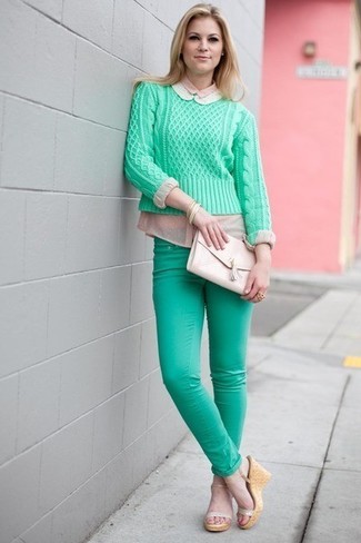 Look alla moda per donna: Maglione girocollo verde menta, Jeans aderenti verde menta, Sandali con zeppa in pelle beige, Pochette in pelle beige