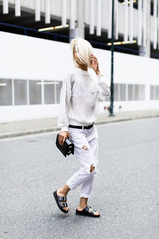 Come indossare e abbinare sandali piatti neri: Potresti abbinare un maglione girocollo bianco con jeans aderenti strappati bianchi per le giornate pigre. Rifinisci questo look con un paio di sandali piatti neri.