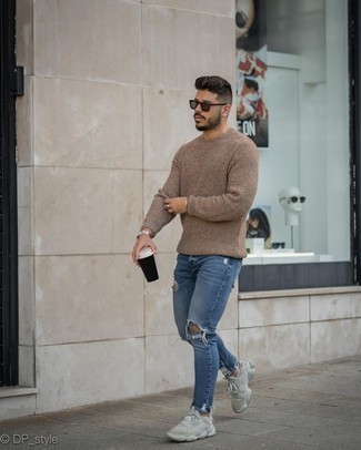 Quale jeans indossare con un maglione girocollo terracotta per un uomo di 30 anni in modo rilassato: Metti un maglione girocollo terracotta e jeans per un'atmosfera casual-cool. Se non vuoi essere troppo formale, indossa un paio di scarpe sportive beige.
