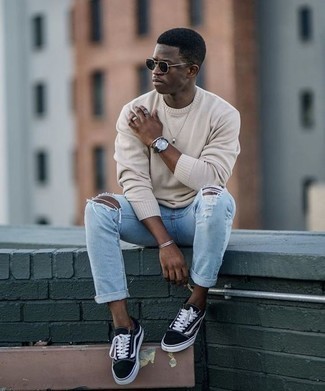 Look alla moda per uomo: Maglione girocollo beige, Jeans aderenti strappati azzurri, Sneakers basse di tela nere e bianche, Occhiali da sole neri