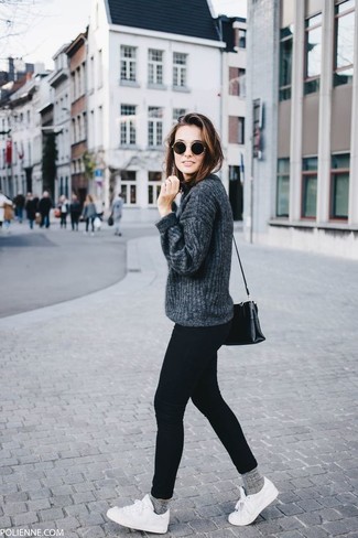 Look alla moda per donna: Maglione girocollo grigio scuro, Jeans aderenti neri, Sneakers basse bianche, Borsa a tracolla in pelle nera