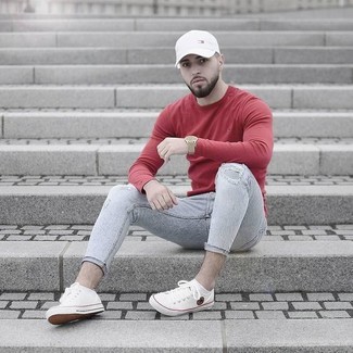 Quale sneakers basse indossare con jeans grigi: Vestiti con un maglione girocollo rosso e jeans grigi per una sensazione di semplicità e spensieratezza. Ispirati all'eleganza di Luca Argentero e completa il tuo look con un paio di sneakers basse.