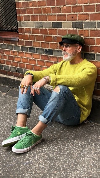 Look alla moda per uomo: Maglione girocollo lime, Jeans aderenti strappati blu, Sneakers basse in pelle scamosciata verdi, Coppola verde oliva