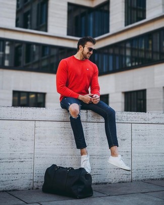 Quale jeans aderenti indossare con un maglione girocollo rosso in modo rilassato: Scegli un maglione girocollo rosso e jeans aderenti per un outfit rilassato ma alla moda. Sneakers basse in pelle bianche sono una buona scelta per completare il look.