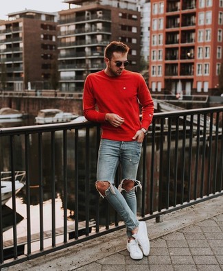 Quale jeans aderenti indossare con un maglione girocollo rosso in modo rilassato: Coniuga un maglione girocollo rosso con jeans aderenti per una sensazione di semplicità e spensieratezza. Perfeziona questo look con un paio di sneakers basse bianche.