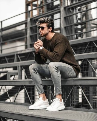 Quale jeans aderenti indossare con un maglione girocollo marrone: Scegli un maglione girocollo marrone e jeans aderenti per un'atmosfera casual-cool. Questo outfit si abbina perfettamente a un paio di sneakers basse in pelle bianche.