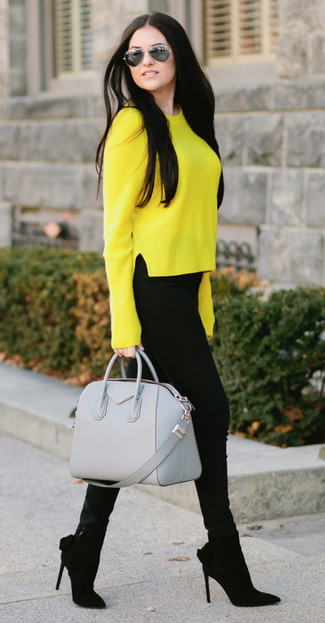 Come indossare e abbinare una borsa argento in modo smart-casual: Abbina un maglione girocollo giallo con una borsa argento per un look comfy-casual. Stivaletti in pelle scamosciata neri sono una buona scelta per completare il look.