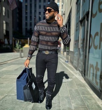 Come indossare e abbinare un maglione girocollo nero per un uomo di 30 anni quando fa caldo: Prova ad abbinare un maglione girocollo nero con jeans aderenti neri per un'atmosfera casual-cool. Rifinisci il completo con un paio di stivali casual in pelle neri.