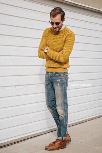 Come indossare e abbinare un maglione lime per un uomo di 30 anni: Scegli un outfit composto da un maglione lime e jeans strappati blu per un look perfetto per il weekend. Opta per un paio di chukka in pelle marroni per un tocco virile.