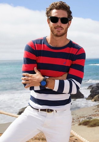 Come indossare e abbinare un maglione bianco e rosso e blu scuro per un uomo di 30 anni: Mostra il tuo stile in un maglione bianco e rosso e blu scuro con jeans bianchi per un look trendy e alla mano.