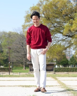 Come indossare e abbinare mocassini eleganti marroni: Combina un maglione girocollo rosso con jeans bianchi per un look spensierato e alla moda. Sfodera il gusto per le calzature di lusso e prova con un paio di mocassini eleganti marroni.