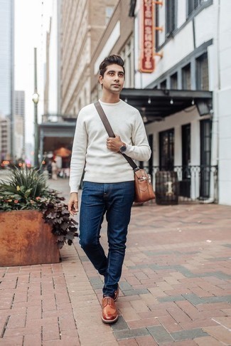 Look alla moda per uomo: Maglione girocollo bianco, Jeans blu scuro, Scarpe brogue in pelle terracotta, Borsa a tracolla in pelle marrone chiaro