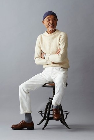 Quale jeans indossare con scarpe derby terracotta per un uomo di 50 anni quando fa caldo: Abbina un maglione girocollo beige con jeans per un look raffinato per il tempo libero. Sfodera il gusto per le calzature di lusso e prova con un paio di scarpe derby terracotta.