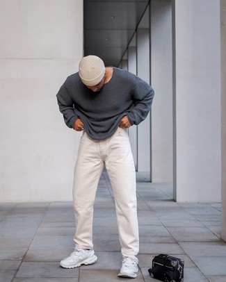 Quale jeans indossare con un maglione girocollo grigio scuro: Scegli un outfit composto da un maglione girocollo grigio scuro e jeans per un look spensierato e alla moda. Per un look più rilassato, scegli un paio di scarpe sportive bianche come calzature.