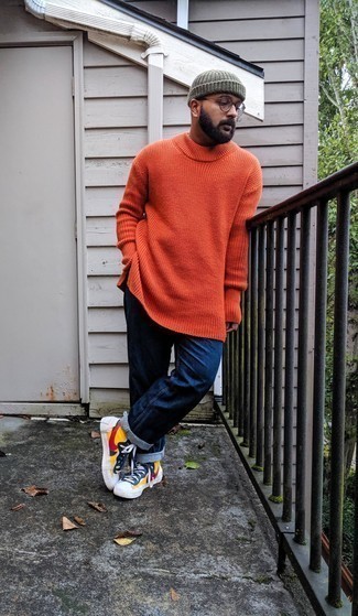 Quale sneakers alte indossare con un maglione girocollo arancione: Prova a combinare un maglione girocollo arancione con jeans blu scuro per un look spensierato e alla moda. Per un look più rilassato, opta per un paio di sneakers alte.
