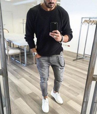 Come indossare e abbinare jeans strappati grigi con sneakers basse bianche quando fa caldo: Potresti combinare un maglione girocollo nero con jeans strappati grigi per un look perfetto per il weekend. Rifinisci il completo con un paio di sneakers basse bianche.