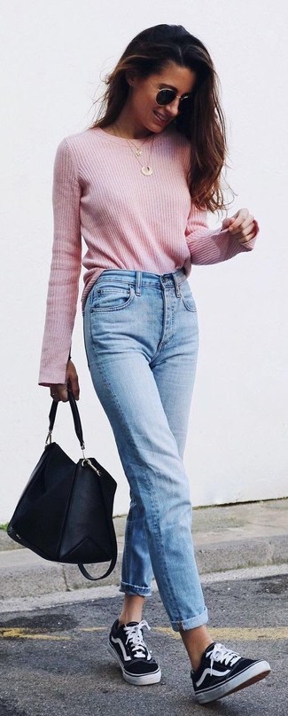 Come indossare e abbinare un maglione bianco e rosa: Potresti abbinare un maglione bianco e rosa con jeans azzurri per un look raffinato per il tempo libero. Sneakers basse di tela nere e bianche sono una validissima scelta per completare il look.