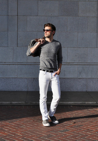 Come indossare e abbinare sneakers argento per un uomo di 30 anni in primavera 2025: Combina un maglione girocollo grigio con jeans bianchi per un look spensierato e alla moda. Sneakers argento renderanno il tuo look davvero alla moda. È buona idea per tuo outfit primaverile!