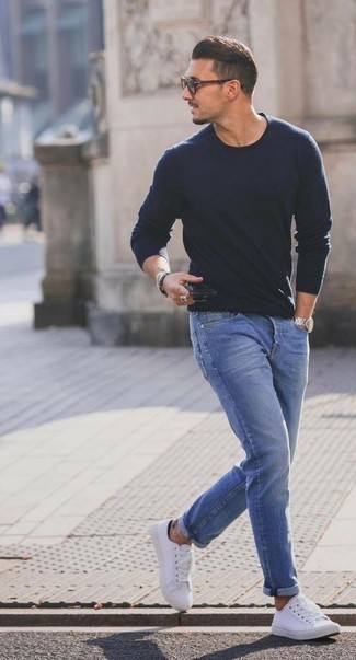 Quale sneakers basse indossare con un maglione girocollo blu scuro e bianco: Indossa un maglione girocollo blu scuro e bianco con jeans blu per un look trendy e alla mano. Ispirati all'eleganza di Luca Argentero e completa il tuo look con un paio di sneakers basse.