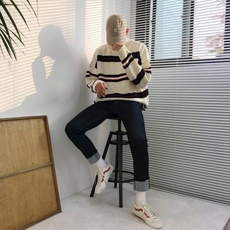 Quale jeans indossare con un maglione girocollo bianco quando fa caldo: Per un outfit quotidiano pieno di carattere e personalità, potresti abbinare un maglione girocollo bianco con jeans. Sneakers basse in pelle bianche e rosse sono una splendida scelta per completare il look.