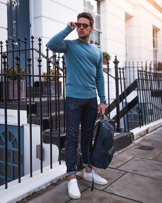 Quale jeans indossare con un maglione girocollo blu scuro: Potresti indossare un maglione girocollo blu scuro e jeans per un look semplice, da indossare ogni giorno. Sneakers basse di tela bianche sono una validissima scelta per completare il look.