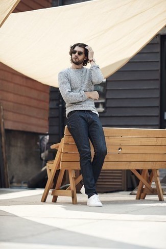 Quale jeans indossare con un maglione girocollo grigio scuro per un uomo di 30 anni: Prova a combinare un maglione girocollo grigio scuro con jeans per affrontare con facilità la tua giornata. Perfeziona questo look con un paio di sneakers basse di tela bianche.