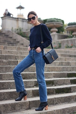 Quale stivaletti indossare con jeans blu per una donna di 30 anni in modo smart-casual: Opta per un maglione girocollo blu scuro e jeans blu e sarai un vero sballo. Stivaletti sono una valida scelta per completare il look.