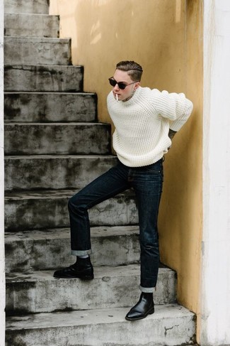 Come indossare e abbinare un maglione bianco per un uomo di 20 anni in modo smart-casual: Combina un maglione bianco con jeans blu scuro per un look semplice, da indossare ogni giorno. Prova con un paio di stivali chelsea in pelle neri per dare un tocco classico al completo.