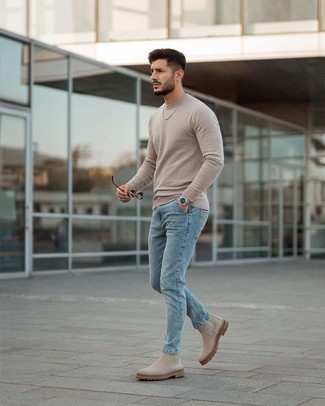Quale jeans indossare con stivali chelsea beige: Abbina un maglione girocollo marrone chiaro con jeans per un outfit comodo ma studiato con cura. Stivali chelsea beige daranno lucentezza a un look discreto.