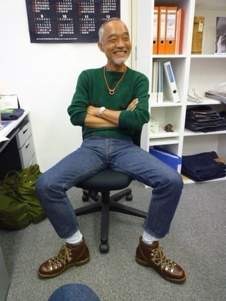 Moda uomo anni 50: Metti un maglione girocollo verde scuro e jeans blu scuro per un fantastico look da sfoggiare nel weekend. Per distinguerti dagli altri, calza un paio di stivali da lavoro in pelle marrone scuro.