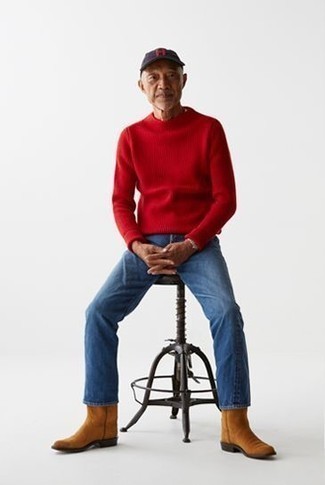 Come indossare e abbinare stivali texani per un uomo di 60 anni in modo casual: Combina un maglione girocollo rosso con jeans blu per un look semplice, da indossare ogni giorno. Se non vuoi essere troppo formale, scegli un paio di stivali texani.