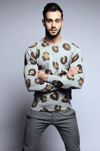 Come indossare e abbinare un maglione girocollo leopardato per un uomo di 30 anni: Potresti combinare un maglione girocollo leopardato con pantaloni eleganti di lana grigi per un look elegante e di classe.