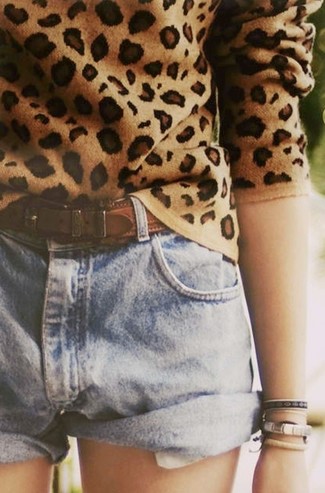 Come indossare e abbinare un maglione girocollo leopardato in estate 2024: Per creare un adatto a un pranzo con gli amici nel weekend scegli un maglione girocollo leopardato e pantaloncini di jeans azzurri. Con questo outfit estivo non puoi sbagliare, garantito.