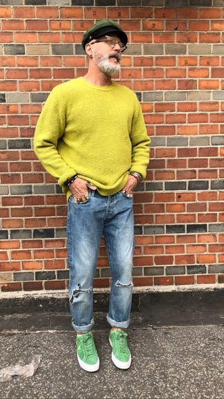 Come indossare e abbinare un maglione girocollo con jeans per un uomo di 60 anni quando fa caldo in modo rilassato: Potresti combinare un maglione girocollo con jeans per una sensazione di semplicità e spensieratezza. Sneakers basse in pelle scamosciata verdi sono una splendida scelta per completare il look.