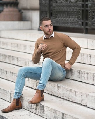 Come indossare e abbinare jeans aderenti azzurri: Mostra il tuo stile in un maglione girocollo marrone chiaro con jeans aderenti azzurri per un look raffinato per il tempo libero. Sfodera il gusto per le calzature di lusso e scegli un paio di stivali chelsea in pelle marroni.