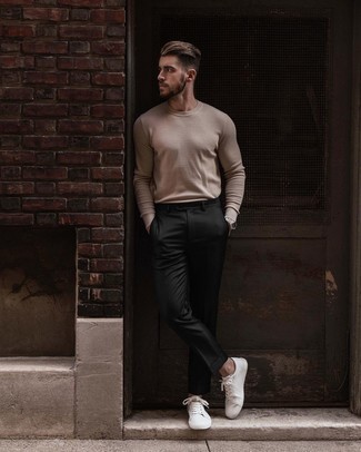 Look alla moda per uomo: Maglione girocollo marrone chiaro, Chino neri, Sneakers basse di tela bianche, Orologio argento