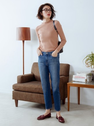 Look alla moda per donna: Maglione girocollo marrone chiaro, Jeans blu, Mocassini eleganti in pelle bordeaux, Borsa a tracolla in pelle nera