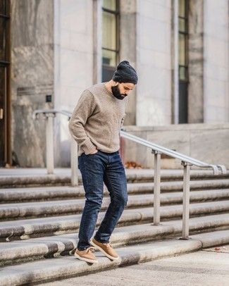 Come indossare e abbinare un maglione girocollo beige: Coniuga un maglione girocollo beige con jeans blu scuro per un look spensierato e alla moda. Rifinisci il completo con un paio di scarpe derby in pelle scamosciata marrone chiaro.