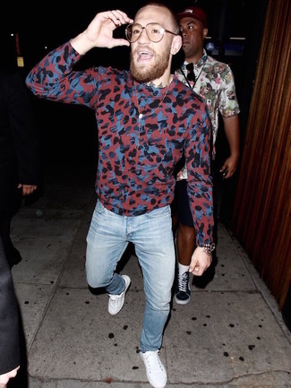 Look di Conor McGregor: Maglione girocollo mimetico rosso, Jeans azzurri, Sneakers basse bianche