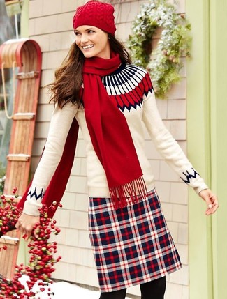 Come indossare e abbinare un maglione girocollo con motivo fair isle beige: Opta per un maglione girocollo con motivo fair isle beige e una minigonna scozzese rossa e blu scuro per essere casual.