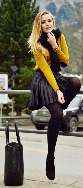 Quale minigonna indossare con stivaletti neri per una donna di 20 anni: Prova ad abbinare un maglione girocollo senape con una minigonna per un'atmosfera casual-cool. Stivaletti neri sono una interessante scelta per completare il look.