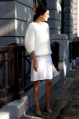 Quale minigonna indossare con décolleté grigi in modo smart-casual: Opta per un maglione girocollo morbido bianco e una minigonna per andare a prendere un caffè in stile casual. Décolleté grigi sono una valida scelta per completare il look.