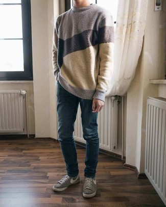 Quale jeans indossare con sneakers basse argento per un uomo di 20 anni quando fa caldo: Abbina un maglione girocollo multicolore con jeans per un look spensierato e alla moda. Perfeziona questo look con un paio di sneakers basse argento.