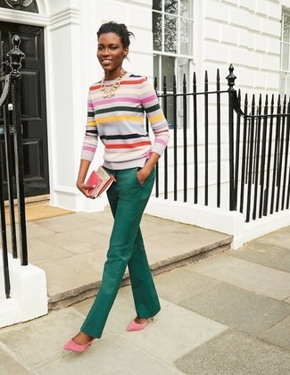 Come indossare e abbinare pantaloni verdi per una donna di 30 anni in modo smart-casual: Opta per un maglione girocollo a righe orizzontali multicolore e pantaloni verdi per vestirti casual. Décolleté in pelle scamosciata rosa sono una splendida scelta per completare il look.