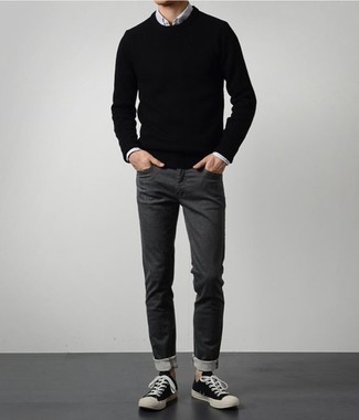Look alla moda per uomo: Maglione girocollo nero, Camicia a maniche lunghe a righe verticali bianca e blu, Jeans grigio scuro, Sneakers basse di tela nere e bianche