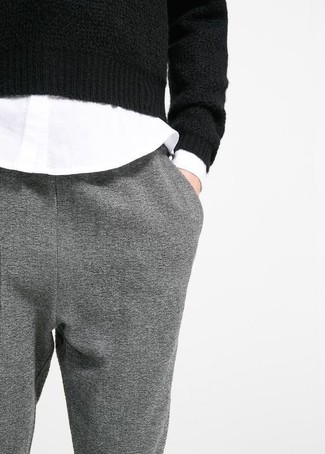 Come indossare e abbinare pantaloni stretti in fondo grigi: Indossa un maglione girocollo nero con pantaloni stretti in fondo grigi e sarai un vero sballo.
