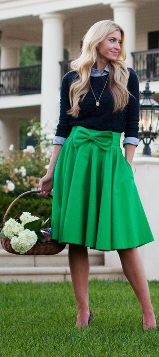 Come indossare e abbinare una gonna longuette a pieghe verde per una donna di 30 anni: Per un outfit quotidiano pieno di carattere e personalità, scegli un outfit composto da un maglione girocollo nero e una gonna longuette a pieghe verde.