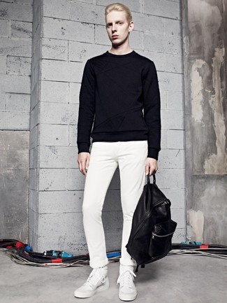 Look alla moda per uomo: Maglione girocollo nero, Chino bianchi, Sneakers alte in pelle bianche, Zaino in pelle nero