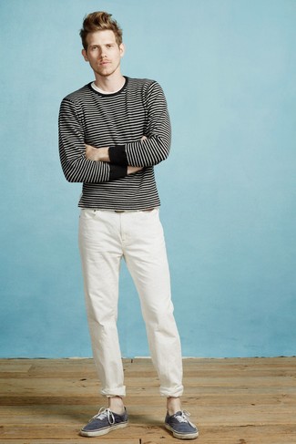 Look alla moda per uomo: Maglione girocollo a righe orizzontali nero e bianco, T-shirt girocollo bianca, Chino bianchi, Sneakers basse di tela blu scuro